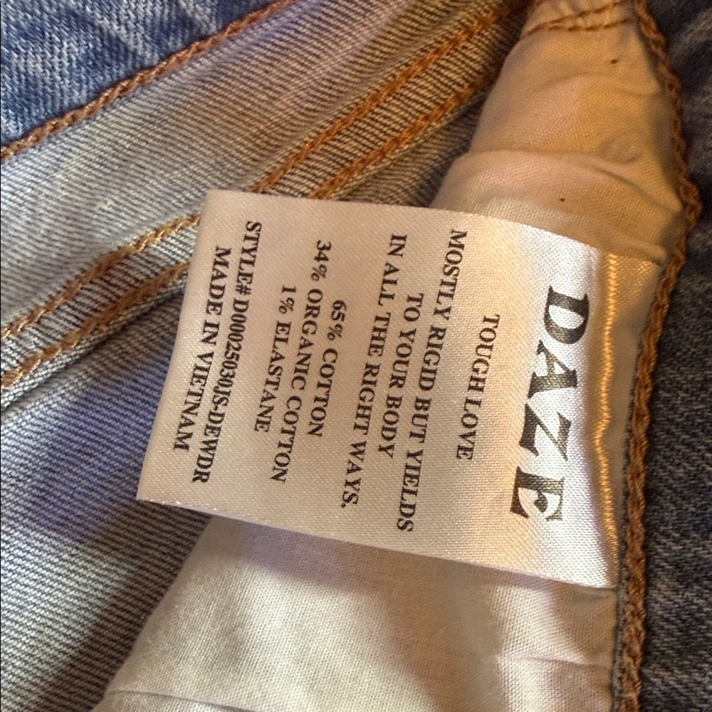 DAZE Shorts - Picture 3 of 5